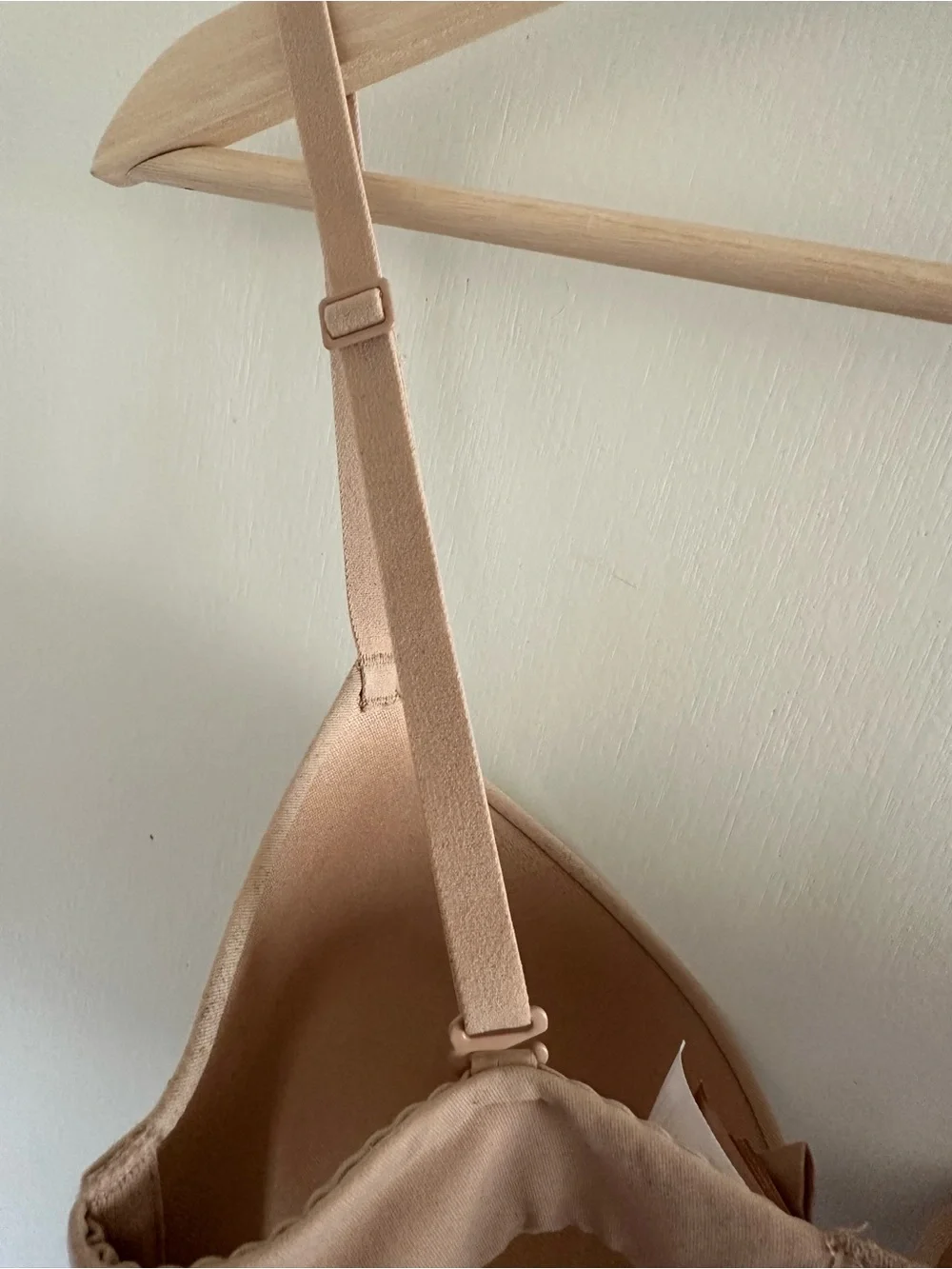 SKIMS Fits Everybody T-shirt Bra - Picture 3 of 6